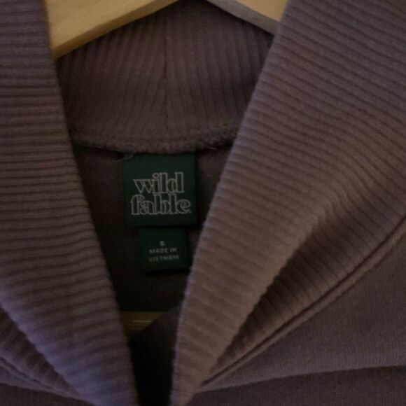 Cropped Sweatshirt Size Small - Picture 7 of 7